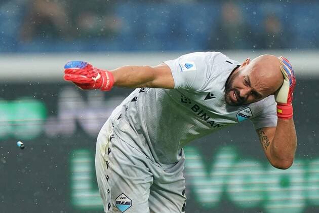 Sport Themen der Woche KW43 Sport Bilder des Tages Photo Spada LaPresse October 30 , 2021 - Bergamo ,Italy Soccer Atalanta vs Lazio - Italian Serie A Football Championship 2021 2022 - Gewiss Stadium In the photo: Pepe Reina (SS Lazio) hit by some objects in the field (lighters, coins, insulating tape)  Copyright: xSpada LaPressex