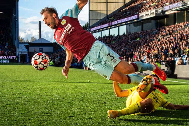 Sport Themen der Woche KW43 Sport Bilder des Tages Burnley v Brentford Premier League Charlie Taylor of Burnley is fouled by Saman Ghoddos of Brentford during the Premier League match at Turf Moor, Burnley Content Not Available For UK Newspapers Copyright: xMattxWilkinsonx FIL-16039-0028