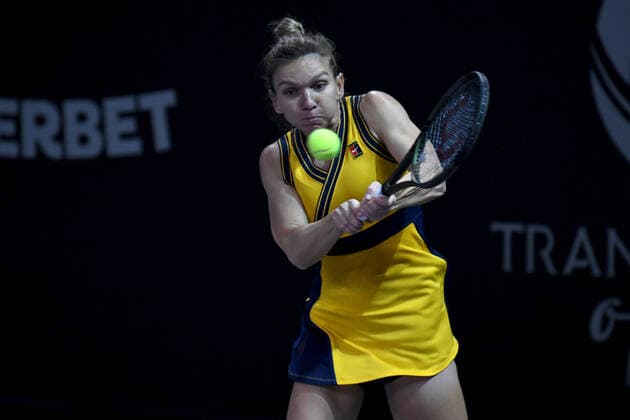 Sport Bilder des Tages Semifinals day at WTA, Tennis Damen 250 Transylvania Open Tour with restrictions due to Covid 19. WTA competition taking place in BT Arena, Cluj-Napoca, Romania 30 October 2021 Simona Halep in action receiving the ball during her match in Transylvania Open Semifinals against Marta Kostyuk in BT Arena Cluj-Napoca 30 October 2021 Cluj-Napoca Cluj Romania Copyright: xAncaxTepeix