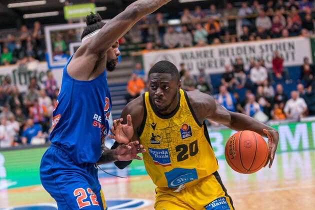 Chris Coffey (MBC, 22), Rawle Alkins (Ludwigsburg, 20), GER, Basketball, Bundesliga, Maenner, 2021 2022, 6. Spieltag, Syntainics MBC - MHP Riesen Ludwigsburg, 30.10.2021, GER, Basketball, Bundesliga, Maenner, 2021 2022, 6. Spieltag, Syntainics MBC - MHP Riesen Ludwigsburg, 30.10.2021, Weissenfels Copyright: xEibner-Pressefotox EP_EER