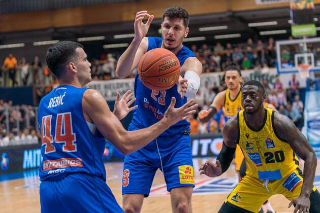 Nikola Rebic (MBC, 44), Goran Huskic (MBC, 23), Rawle Alkins (Ludwigsburg, 20), GER, Basketball, Bundesliga, Maenner, 2021 2022, 6. Spieltag, Syntainics MBC - MHP Riesen Ludwigsburg, 30.10.2021, GER, Basketball, Bundesliga, Maenner, 2021 2022, 6. Spieltag, Syntainics MBC - MHP Riesen Ludwigsburg, 30.10.2021, Weissenfels Copyright: xEibner-Pressefotox EP_EER