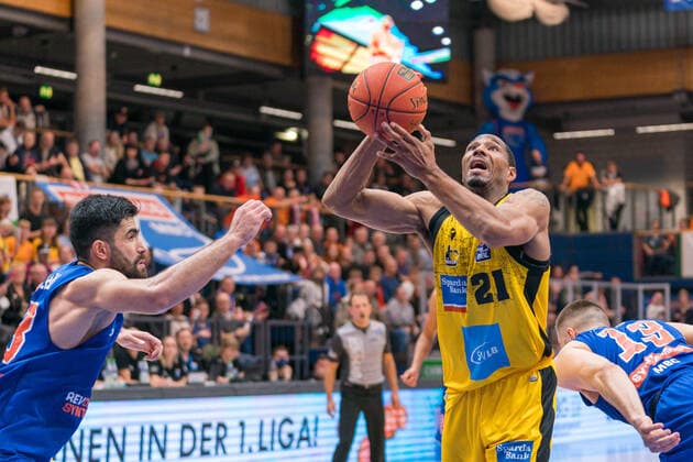 Behnam Yakhchali (MBC, 88), Tremmell Darden (Ludwigsburg, 21), GER, Basketball, Bundesliga, Maenner, 2021 2022, 6. Spieltag, Syntainics MBC - MHP Riesen Ludwigsburg, 30.10.2021, GER, Basketball, Bundesliga, Maenner, 2021 2022, 6. Spieltag, Syntainics MBC - MHP Riesen Ludwigsburg, 30.10.2021, Weissenfels Copyright: xEibner-Pressefotox EP_EER