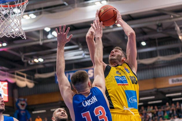 Radii Caisin (MBC, 13), Jonas Wohlfarth-Bottermann (Ludwigsburg, 18), GER, Basketball, Bundesliga, Maenner, 2021 2022, 6. Spieltag, Syntainics MBC - MHP Riesen Ludwigsburg, 30.10.2021, GER, Basketball, Bundesliga, Maenner, 2021 2022, 6. Spieltag, Syntainics MBC - MHP Riesen Ludwigsburg, 30.10.2021, Weissenfels Copyright: xEibner-Pressefotox EP_EER