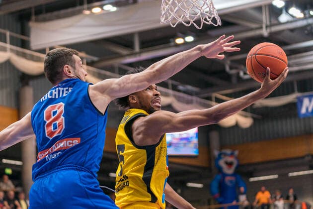Johannes Richter (MBC, 08), Justin Simon (Ludwigsburg, 05), GER, Basketball, Bundesliga, Maenner, 2021 2022, 6. Spieltag, Syntainics MBC - MHP Riesen Ludwigsburg, 30.10.2021, GER, Basketball, Bundesliga, Maenner, 2021 2022, 6. Spieltag, Syntainics MBC - MHP Riesen Ludwigsburg, 30.10.2021, Weissenfels Copyright: xEibner-Pressefotox EP_EER