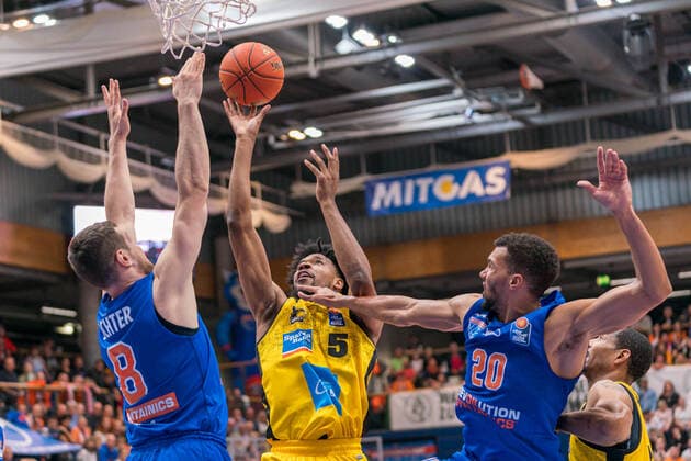 Johannes Richter (MBC, 08), Justin Simon (Ludwigsburg, 05), Jamel Morris (MBC, 20), GER, Basketball, Bundesliga, Maenner, 2021 2022, 6. Spieltag, Syntainics MBC - MHP Riesen Ludwigsburg, 30.10.2021, GER, Basketball, Bundesliga, Maenner, 2021 2022, 6. Spieltag, Syntainics MBC - MHP Riesen Ludwigsburg, 30.10.2021, Weissenfels Copyright: xEibner-Pressefotox EP_EER