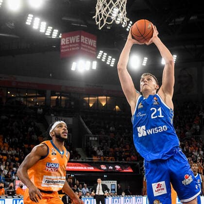 GER, BBL, ratiopharm Ulm vs Fraport Skyliners 30.10.2021, ratiopharm arena, Neu-Ulm, GER, BBL, ratiopharm Ulm vs Fraport Skyliners, im Bild Jaron Blossomgame (Ulm, 4) in der Zuschauerrolle, Lorenz Brenneke (Fraport, 21) punktet