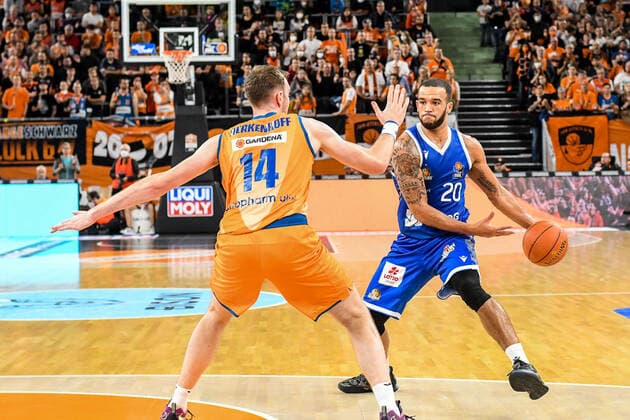 GER, BBL, ratiopharm Ulm vs Fraport Skyliners 30.10.2021, ratiopharm arena, Neu-Ulm, GER, BBL, ratiopharm Ulm vs Fraport Skyliners, im Bild Philipp Herkenhoff (Ulm, 14), Rasheed Moore (Fraport, 20)