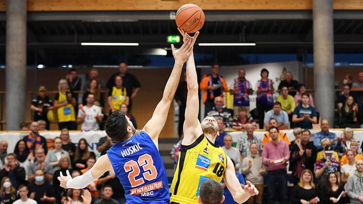 Basketball, 1. Bundesliga, Saison 2021 2022, 6. Spieltag, SYNTAINICS MBC (Mitteldeutscher Basketball Club Weissenfels) vs. MHP Riesen Ludwigsburg (30.10.2021) Kick off Anwurf Anpfiff des Spiels zwischen Goran Huskic (Center MBC Weissenfels, Rueckennummer 23) (li.) und Jonas Wohlfarth-Bottermann (Center Ludwigsburg, Rueckennummer 18) (re.) beim Spiel Weißenfels gegen Ludwigsburg (30.10.2021) Weißenfels Sachsen-Anhalt Deutschland Stadthalle Weißenfels