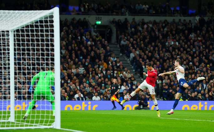 Sport Bilder des Tages Mandatory Credit: Photo by Javier Garcia Shutterstock (12578029s) Cristiano Ronaldo of Manchester United, ManU scores the opening goal Tottenham Hotspur v Manchester United, Premier League, Football, Tottenham Hotspur Stadium, London, UK - 30 Oct 2021 EDITORIAL USE ONLY No use with unauthorised audio, video, data, fixture lists, club league logos or live services. Online in-match use limited to 120 images, no video emulation. No use in betting, games or single club league player publications. Tottenham Hotspur v Manchester United, Premier League, Football, Tottenham Hotspur Stadium, London, UK - 30 Oct 2021 EDITORIAL USE ONLY No use with unauthorised audio, video, data, fixture lists, club league logos or live services. Online in-match use limited to 120 images, no video emulation. No use in betting, games or single club league player publications.  Copyright: xJavierxGarcia Shutterstockx 12578029s