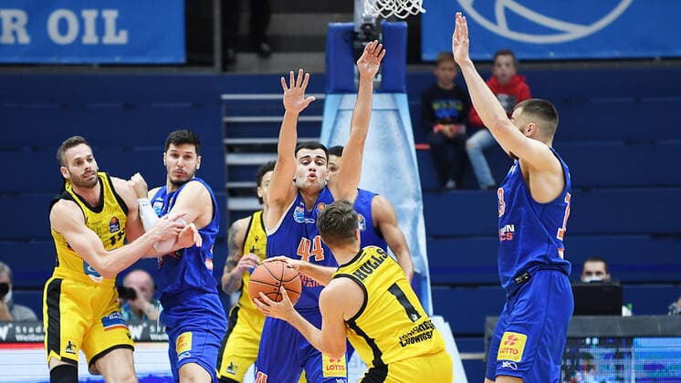 Basketball, 1. Bundesliga, Saison 2021 2022, 6. Spieltag, SYNTAINICS MBC (Mitteldeutscher Basketball Club Weissenfels) vs. MHP Riesen Ludwigsburg (30.10.2021) Jordan Hulls (Guard Ludwigsburg, Rueckennummer 1) (Mitte) am Ball gegen Nikola Rebic (Guard MBC Weissenfels, Rueckennummer 44) (Mitte hinten) beim Spiel Weißenfels gegen Ludwigsburg (30.10.2021) Weißenfels Sachsen-Anhalt Deutschland Stadthalle Weißenfels