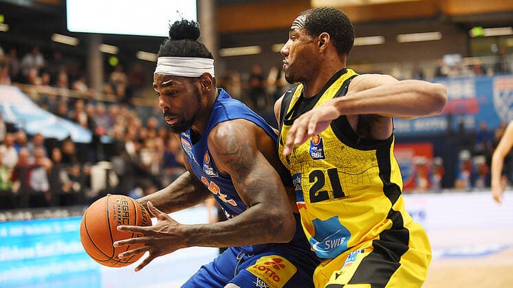 Basketball, 1. Bundesliga, Saison 2021 2022, 6. Spieltag, SYNTAINICS MBC (Mitteldeutscher Basketball Club Weissenfels) vs. MHP Riesen Ludwigsburg (30.10.2021) Zweikampf um den Ball zwischen Chris Coffey (Forward MBC Weissenfels, Rueckennummer 22) (li.) und Tremmell Darden (Guard Ludwigsburg, Rueckennummer 21) (re.) und beim Spiel Weißenfels gegen Ludwigsburg (30.10.2021) Weißenfels Sachsen-Anhalt Deutschland Stadthalle Weißenfels