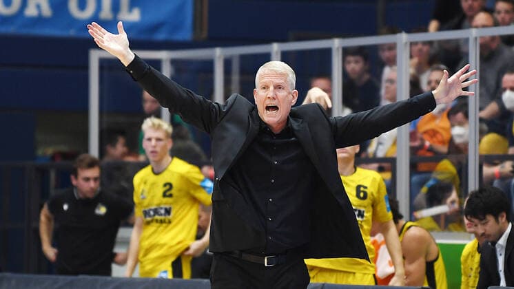 Basketball, 1. Bundesliga, Saison 2021 2022, 6. Spieltag, SYNTAINICS MBC (Mitteldeutscher Basketball Club Weissenfels) vs. MHP Riesen Ludwigsburg (30.10.2021) John Patrick (Head Coach Ludwigsburg) gestikuliert am Spielfeldrand beim Spiel Weißenfels gegen Ludwigsburg (30.10.2021) Weißenfels Sachsen-Anhalt Deutschland Stadthalle Weißenfels