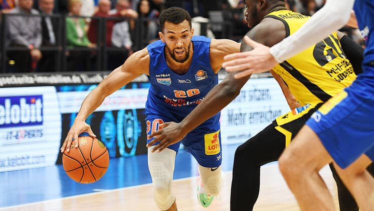 Basketball, 1. Bundesliga, Saison 2021 2022, 6. Spieltag, SYNTAINICS MBC (Mitteldeutscher Basketball Club Weissenfels) vs. MHP Riesen Ludwigsburg (30.10.2021) Jamel Morris (Guard MBC Weissenfels, Rueckennummer 20) (li.) am Ball gegen Rawle Alkins (Guard Ludwigsburg, Rueckennummer 20) (re.) beim Spiel Weißenfels gegen Ludwigsburg (30.10.2021) Weißenfels Sachsen-Anhalt Deutschland Stadthalle Weißenfels
