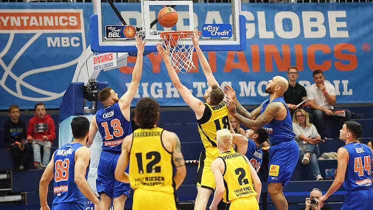 Basketball, 1. Bundesliga, Saison 2021 2022, 6. Spieltag, SYNTAINICS MBC (Mitteldeutscher Basketball Club Weissenfels) vs. MHP Riesen Ludwigsburg (30.10.2021) Zweikampf um den Ball am Korb zwischen Radii Caisin (Guard MBC Weissenfels, Rueckennummer 13) und Jonas Wohlfarth-Bottermann (Center Ludwigsburg, Rueckennummer 18) beim Spiel Weißenfels gegen Ludwigsburg (30.10.2021). Außerdem im Bild Behnam Yakhchali (Guard MBC Weissenfels, Rueckennummer 88), Jonah Radebaugh (Guard Ludwigsburg, Rueckennummer 12), Jacob Patrick (Guard Ludwigsburg, Rueckennummer 2), Sergio Kerusch (Forward MBC Weissenfels, Rueckennummer 7), Nikola Rebic (Guard MBC Weissenfels, Rueckennummer 44) Weißenfels Sachsen-Anhalt Deutschland Stadthalle Weißenfels