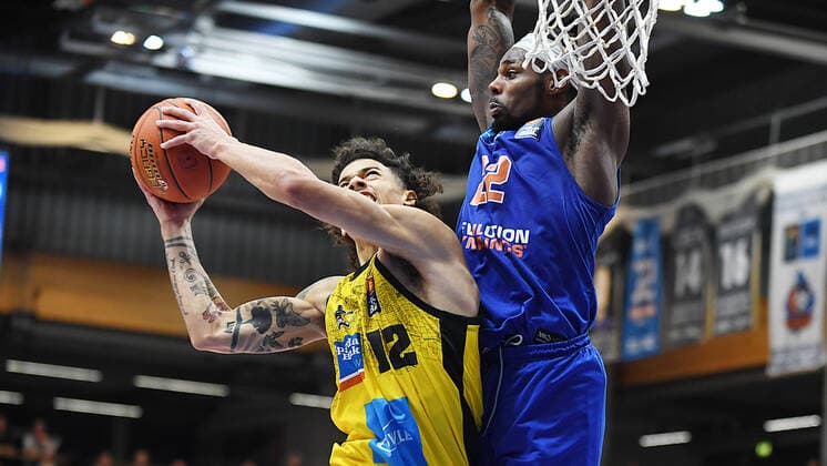 Sport Bilder des Tages Basketball, 1. Bundesliga, Saison 2021 2022, 6. Spieltag, SYNTAINICS MBC (Mitteldeutscher Basketball Club Weissenfels) vs. MHP Riesen Ludwigsburg (30.10.2021) Zweikampf um den Ball zwischen Jonah Radebaugh (Guard Ludwigsburg, Rueckennummer 12) (li.) und Chris Coffey (Forward MBC Weissenfels, Rueckennummer 22) (re.) unter dem Korb beim Spiel Weißenfels gegen Ludwigsburg (30.10.2021) Weißenfels Sachsen-Anhalt Deutschland Stadthalle Weißenfels