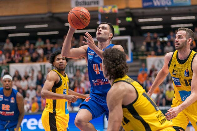 Nikola Rebic (MBC, 44), Jonah Radebaugh (Ludwigsburg, 12), Jonas Wohlfarth-Bottermann (Ludwigsburg, 18), GER, Basketball, Bundesliga, Maenner, 2021 2022, 6. Spieltag, Syntainics MBC - MHP Riesen Ludwigsburg, 30.10.2021, GER, Basketball, Bundesliga, Maenner, 2021 2022, 6. Spieltag, Syntainics MBC - MHP Riesen Ludwigsburg, 30.10.2021, Weissenfels Copyright: xEibner-Pressefotox EP_EER