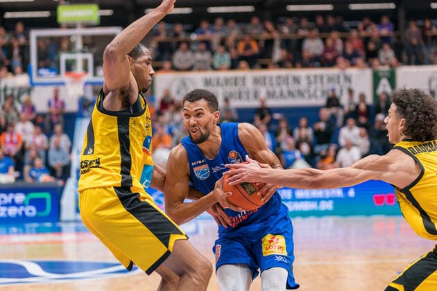 Tremmell Darden (Ludwigsburg, 21), Jamel Morris (MBC, 20), Jonah Radebaugh (Ludwigsburg, 12), GER, Basketball, Bundesliga, Maenner, 2021 2022, 6. Spieltag, Syntainics MBC - MHP Riesen Ludwigsburg, 30.10.2021, GER, Basketball, Bundesliga, Maenner, 2021 2022, 6. Spieltag, Syntainics MBC - MHP Riesen Ludwigsburg, 30.10.2021, Weissenfels Copyright: xEibner-Pressefotox EP_EER