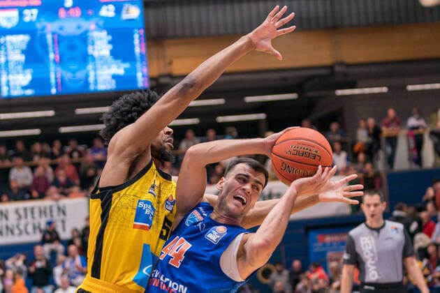 Justin Simon (Ludwigsburg, 05), Nikola Rebic (MBC, 44), GER, Basketball, Bundesliga, Maenner, 2021 2022, 6. Spieltag, Syntainics MBC - MHP Riesen Ludwigsburg, 30.10.2021, GER, Basketball, Bundesliga, Maenner, 2021 2022, 6. Spieltag, Syntainics MBC - MHP Riesen Ludwigsburg, 30.10.2021, Weissenfels Copyright: xEibner-Pressefotox EP_EER