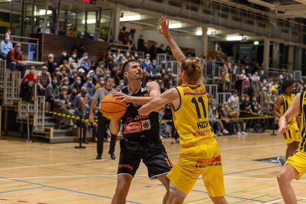 Adrian Bergmann (wiha Panthers Schwenningen, 18) Tim Koch (Kirchheim Knights, 11) Kirchheim Knights vs. wiha Panthers Schwenningen, 2. Basketball Bundesliga, Pro A, Barmer 2 Basketball, Spieltag 7, Spielzeit 2021 2022, 30.10.2021 Kirchheim Knights vs. wiha Panthers Schwenningen, 2. Basketball Bundesliga, Pro A, Barmer 2 Basketball, Spieltag 7, Spielzeit 2021 2022, 30.10.2021 Kirchheim unter Teck Copyright: xNinaxSanderx xEibnerxPressefotox EP_NSR