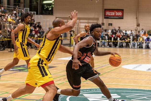 Jonathon Williams (Kirchheim Knights, 24) Raiquan Leeandre Clark (wiha Panthers Schwenningen, 23) Kirchheim Knights vs. wiha Panthers Schwenningen, 2. Basketball Bundesliga, Pro A, Barmer 2 Basketball, Spieltag 7, Spielzeit 2021 2022, 30.10.2021 Kirchheim Knights vs. wiha Panthers Schwenningen, 2. Basketball Bundesliga, Pro A, Barmer 2 Basketball, Spieltag 7, Spielzeit 2021 2022, 30.10.2021 Kirchheim unter Teck Copyright: xNinaxSanderx xEibnerxPressefotox EP_NSR