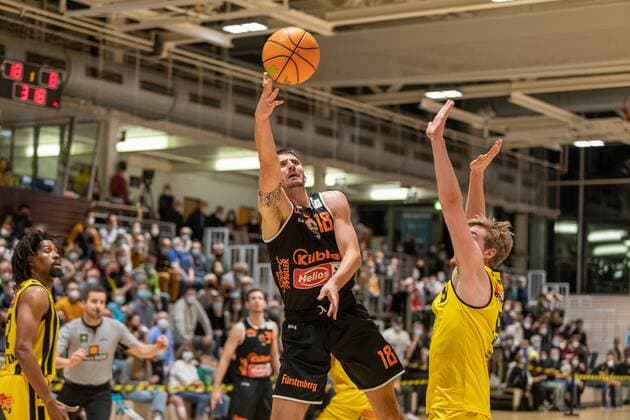 Adrian Bergmann (wiha Panthers Schwenningen, 18) Till Pape (Kirchheim Knights, 19) Kirchheim Knights vs. wiha Panthers Schwenningen, 2. Basketball Bundesliga, Pro A, Barmer 2 Basketball, Spieltag 7, Spielzeit 2021 2022, 30.10.2021 Kirchheim Knights vs. wiha Panthers Schwenningen, 2. Basketball Bundesliga, Pro A, Barmer 2 Basketball, Spieltag 7, Spielzeit 2021 2022, 30.10.2021 Kirchheim unter Teck Copyright: xNinaxSanderx xEibnerxPressefotox EP_NSR