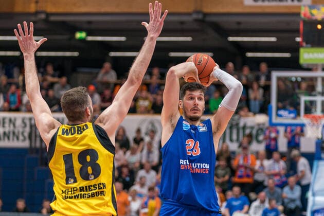 Jonas Wohlfarth-Bottermann (Ludwigsburg, 18), Goran Huskic (MBC, 23), GER, Basketball, Bundesliga, Maenner, 2021 2022, 6. Spieltag, Syntainics MBC - MHP Riesen Ludwigsburg, 30.10.2021, GER, Basketball, Bundesliga, Maenner, 2021 2022, 6. Spieltag, Syntainics MBC - MHP Riesen Ludwigsburg, 30.10.2021, Weissenfels Copyright: xEibner-Pressefotox EP_EER