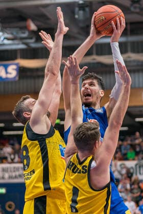 Sport Bilder des Tages Jonas Wohlfarth-Bottermann (Ludwigsburg, 18), Jordan Hulls (Ludwigsburg, 01), Goran Huskic (MBC, 23), GER, Basketball, Bundesliga, Maenner, 2021 2022, 6. Spieltag, Syntainics MBC - MHP Riesen Ludwigsburg, 30.10.2021, GER, Basketball, Bundesliga, Maenner, 2021 2022, 6. Spieltag, Syntainics MBC - MHP Riesen Ludwigsburg, 30.10.2021, Weissenfels Copyright: xEibner-Pressefotox EP_EER