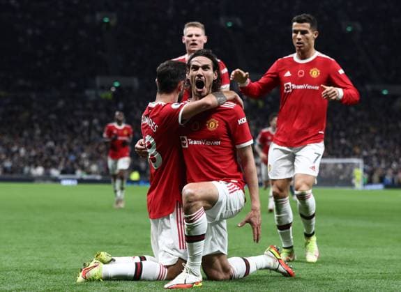 Sport Themen der Woche KW43 Sport Bilder des Tages London, England, 30th October 2021. Edinson Cavani of Manchester United, ManU celebrates after he scores to make it 2-0 during the Premier League match at the Tottenham Hotspur Stadium, London. Picture credit should read: Paul Terry Sportimage EDITORIAL USE ONLY. No use with unauthorised audio, video, data, fixture lists, club league logos or live services. Online in-match use limited to 120 images, no video emulation. No use in betting, games or single club league player publications. SPI-1291-0026