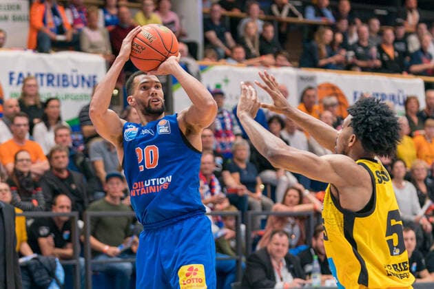 Jamel Morris (MBC, 20), Justin Simon (Ludwigsburg, 05), GER, Basketball, Bundesliga, Maenner, 2021 2022, 6. Spieltag, Syntainics MBC - MHP Riesen Ludwigsburg, 30.10.2021, GER, Basketball, Bundesliga, Maenner, 2021 2022, 6. Spieltag, Syntainics MBC - MHP Riesen Ludwigsburg, 30.10.2021, Weissenfels Copyright: xEibner-Pressefotox EP_EER
