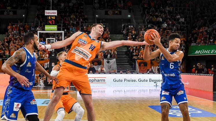 GER, BBL, ratiopharm Ulm vs Fraport Skyliners 30.10.2021, ratiopharm arena, Neu-Ulm, GER, BBL, ratiopharm Ulm vs Fraport Skyliners, im Bild Rasheed Moore (Fraport, 20), Philipp Herkenhoff (Ulm, 14) verliert den Rebound gegen Len Adam Schoormann (Fraport, 6)