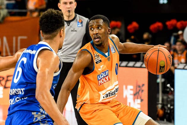 GER, BBL, ratiopharm Ulm vs Fraport Skyliners 30.10.2021, ratiopharm arena, Neu-Ulm, GER, BBL, ratiopharm Ulm vs Fraport Skyliners, im Bild Len Adam Schoormann (Fraport, 6), Semaj Christon (Ulm, 0)