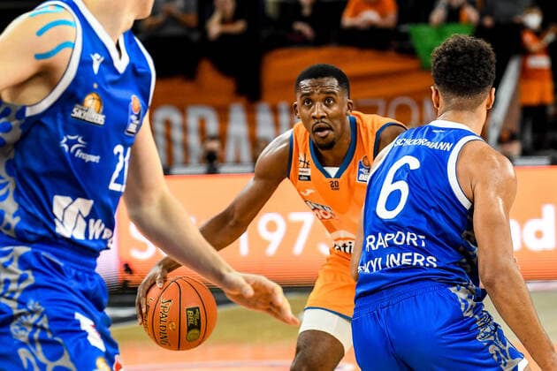 Sport Bilder des Tages GER, BBL, ratiopharm Ulm vs Fraport Skyliners 30.10.2021, ratiopharm arena, Neu-Ulm, GER, BBL, ratiopharm Ulm vs Fraport Skyliners, im Bild Semaj Christon (Ulm, 0), Len Adam Schoormann (Fraport, 6)