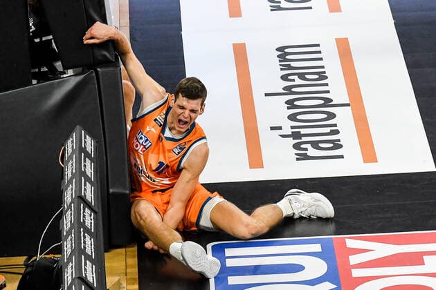 GER, BBL, ratiopharm Ulm vs Fraport Skyliners 30.10.2021, ratiopharm arena, Neu-Ulm, GER, BBL, ratiopharm Ulm vs Fraport Skyliners, im Bild Christoph Philipps (Ulm, 10) hat sich beim Sturz in die Bande verletzt