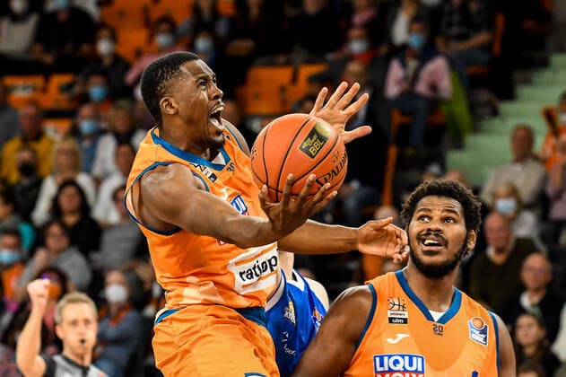 GER, BBL, ratiopharm Ulm vs Fraport Skyliners 30.10.2021, ratiopharm arena, Neu-Ulm, GER, BBL, ratiopharm Ulm vs Fraport Skyliners, im Bild Semaj Christon (Ulm, 0) geht energisch zum Korb, Cristiano Felicio (Ulm, 1)