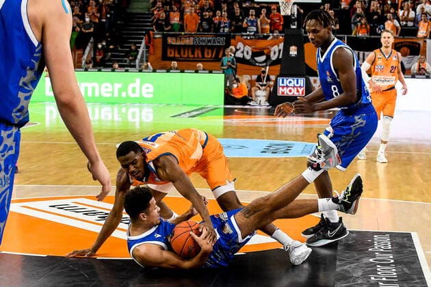 GER, BBL, ratiopharm Ulm vs Fraport Skyliners 30.10.2021, ratiopharm arena, Neu-Ulm, GER, BBL, ratiopharm Ulm vs Fraport Skyliners, im Bild Len Adam Schoormann (Fraport, 6) kann sich den Ball gegen Semaj Christon (Ulm, 0) sichern, Brancou Badio (Fraport, 8)