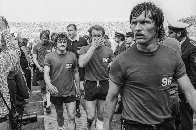 Spielende - verloren. Han96 Spieler v.l.: Peter Anders Rainer Stiller Hans Siemensmeyer und Hans- Josef Helingrath sowie Schiri Rudolf Frickel. Aus 1. BL - Saison 1972 1973 Eintracht Braunschweig gegen Hannover 96 3:2 am 26.05.1973. *** End of the game Han96 players lost from l Peter Anders Rainer Stiller Hans Siemensmeyer and Hans Josef Helingrath as well as referee Rudolf Frickel From 1 BL season 1972 1973 Eintracht Braunschweig against Hannover 96 3 2 on 26 05 1973