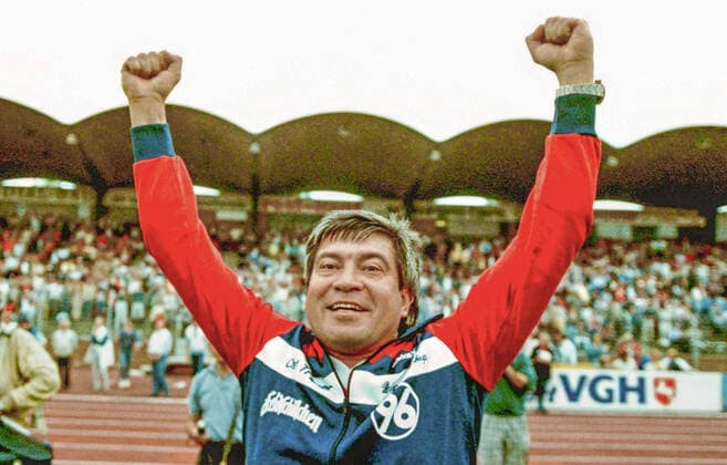 Werner Biskup jubelnd - ehem. Hannover 96 Trainer - hier beim Aufstieg am 09.05.1985 gegen Hertha BSC Berlin *** Werner Biskup cheering former Hannover 96 coach here at the promotion on 09 05 1985 against Hertha BSC Berlin