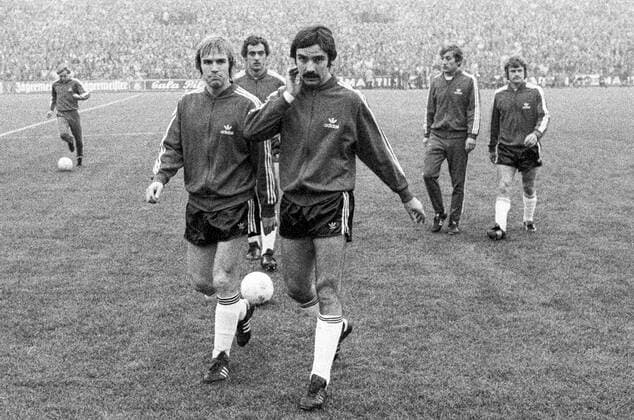 Aus 1. BL -Saison 1975-76- Eintracht Braunschweig gegen Hannover 96 3:2 am 25.10.1975. Han96 Spieler kommen vom warmmachen. V.l.: JUergen Weber_Wolfgang Luettges_ Karlheinz Hoefer_Co. Trainer Hannes Baldauf und Rainer Stiller. *** From 1 BL season 1975 76 Eintracht Braunschweig against Hannover 96 3 2 on 25 10 1975 Han96 players come from warming up V l JUergen Weber Wolfgang Luettges Karlheinz Hoefer Co coaches Hannes Baldauf and Rainer Stiller