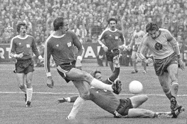 Aus 1. BL -Saison 1975-76- Eintracht Braunschweig gegen Hannover 96 3:2 am 25.10.1975. V.l.: Han96 Spieler Hans-Herbert Blumenthal_Georg Damjanoff_Peter Anders und hinten Karlheinz Hoefer sowie Kpt. Bernd Gersdorff von BS. *** From 1 BL season 1975 76 Eintracht Braunschweig against Hannover 96 3 2 on 25 10 1975 V l Han96 players Hans Herbert Blumenthal Georg Damjanoff Peter Anders and behind Karlheinz Hoefer as well as Kpt Bernd Gersdorff of BS