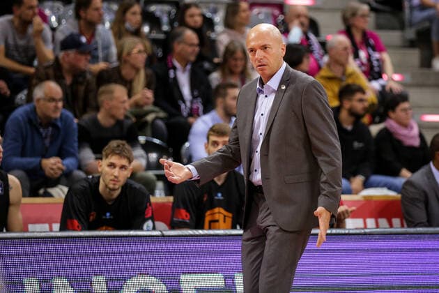 Deutschland, Bonn, Telekom Dome, 30.10.2021, easy Credit BBL, 6.Spieltag, Telekom Baskets Bonn - Niners Chemnitz Bild: Head-Coach: Rodrigo Pastore (Niners Chemnitz) am Spielfeldrand Copyright: HMBxMedia ThomasxJäger