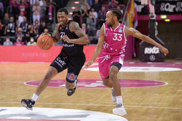 Deutschland, Bonn, Telekom Dome, 30.10.2021, easy Credit BBL, 6.Spieltag, Telekom Baskets Bonn - Niners Chemnitz Bild: v.li. Gerald Robinson (Niners Chemnitz), Parker Jackson-Cartwright (Telekom Baskets Bonn) Copyright: HMBxMedia ThomasxJäger