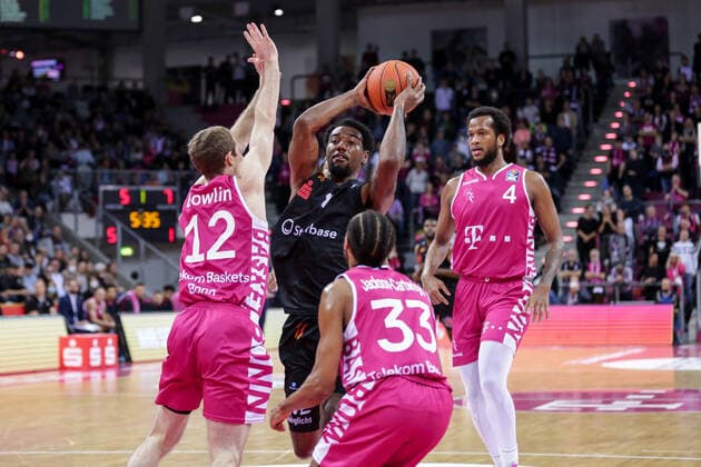 Deutschland, Bonn, Telekom Dome, 30.10.2021, easy Credit BBL, 6.Spieltag, Telekom Baskets Bonn - Niners Chemnitz Bild: v.li. Skyler Bowlin (Telekom Baskets Bonn),Ivan Karacic (Niners Chemnitz),Parker Jackson-Cartwright (Telekom Baskets Bonn),Justin Gorham (Telekom Baskets Bonn) Copyright: HMBxMedia ThomasxJäger