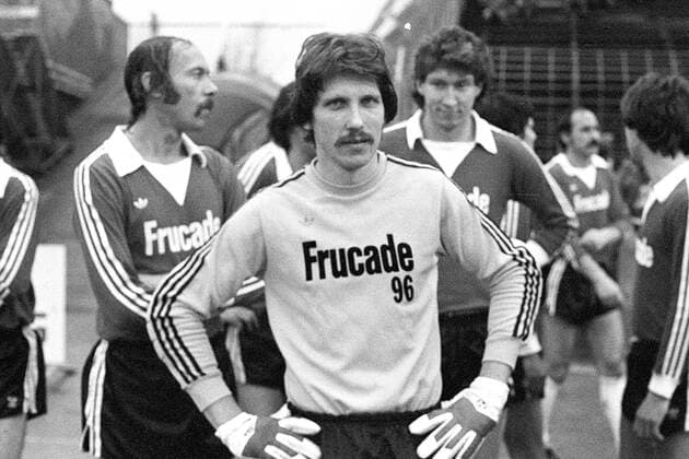 Aus 2. BL Saison 1978 1979 Hannover 96 (dunkles Trikot) gegen St. Pauli 0:2 am 10.12.1978 im Niedersachsenstadion. Im Foto: Han96 Spieler v.li: Heiko Mertes_TW Heinz Blasey und Dieter Schatzschneider. *** From 2 BL season 1978 1979 Hannover 96 dark shirt against St Pauli 0 2 on 10 12 1978 in the Niedersachsenstadion In the photo Han96 players from left Heiko Mertes TW Heinz Blasey and Dieter Schatzschneider