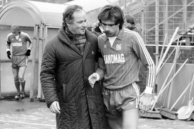 Aus 2.BL. Hannover 96 (Hanomag) gegen SG Wattenscheid 09 2:0 am 19.02.1983im Niedersachsenstadion. Im Foto: Han96 Trainer Gerd Bohnsack mit 96 Spieler Peter Hayduk vorm Spiel. *** From 2 BL Hannover 96 Hanomag against SG Wattenscheid 09 2 0 on 19 02 1983im Niedersachsenstadion In the photo Han96 coach Gerd Bohnsack with 96 player Peter Hayduk before the game