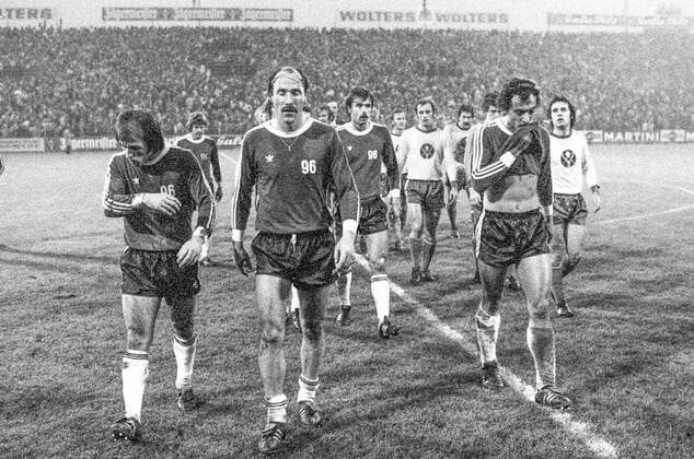 Aus 1. BL -Saison 1975-76- Eintracht Braunschweig gegen Hannover 96 3:2 am 25.10.1975. Spielende. V.R.v.li. Han96 Spieler: Roland Stegmayer_Rainer Stiller_Georg Damjanoff_Peter Hayduk und Wolfgang Luettges. *** From 1 BL season 1975 76 Eintracht Braunschweig against Hannover 96 3 2 on 25 10 1975 end of game V R from left Han96 players Roland Stegmayer Rainer Stiller Georg Damjanoff Peter Hayduk and Wolfgang Luettges