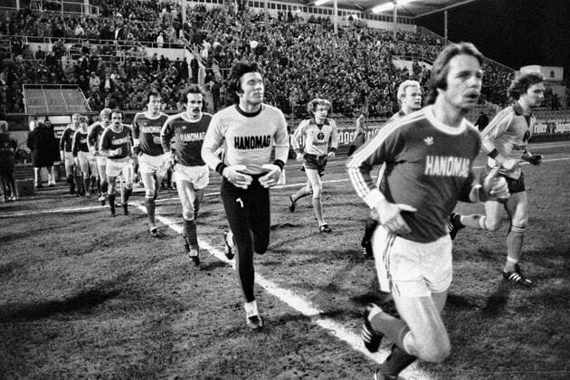Aus 2. BL Saison 1980 1981 Eintracht Braunschweig gegen Hannover 96 2:0 am 20.03.1981 im Eintrachtstadion. Im Foto: Mannschaften beim einlaufen mit vorn Han96 Kpt. Peter Anders und TW JâˆöÂºrgen Rynio. *** From 2 BL season 1980 1981 Eintracht Braunschweig against Hannover 96 2 0 on 20 03 1981 in the Eintrachtstadion In the photo teams at the run in with in front Han96 Kpt Peter Anders and TW JâˆöÂºrgen Rynio