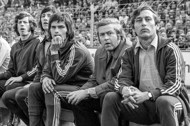 Han96 Trainer Hannes Baldauf re.-li. Manager Eckart Kleemann_dann Karl-August Herbeck Ers. TW Reinhard Dittel und Hans-Herbert Blumenthal. Aus 1. BL - Saison 1972-73 Eintracht Braunschweig gegen Hannover 96 3:2 am 26.05.1973. *** Han96 coach Hannes Baldauf r left manager Eckart Kleemann then Karl August Herbeck Ers TW Reinhard Dittel and Hans Herbert Blumenthal From 1 BL season 1972 73 Eintracht Braunschweig against Hannover 96 3 2 on 26 05 1973