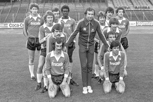 Hannover 96 Trainer Toni Burghardt mit neue Spieler in der 2. Liga Nord Saison 1978-79 am 13.07.1978. V.li.: Schatzschneider Pyka Stoffregen Volkmer Gräßel Sagna Trainer Burghardt Deterding Kathmann Rieländer Scholz Tsakliotis und Kornacker *** Hannover 96 coach Toni Burghardt with new players in the 2 Liga North season 1978 79 on 13 07 1978 V li Schatzschneider Pyka Stoffregen Volkmer Gräßel Sagna coach Burghardt Deterding Kathmann Rieländer Scholz Tsakliotis and Kornacker