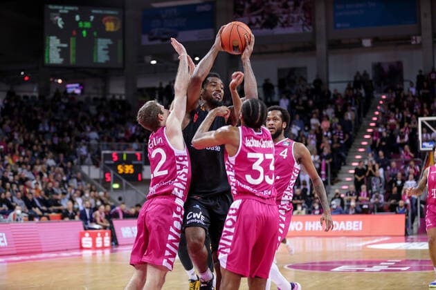 Deutschland, Bonn, Telekom Dome, 30.10.2021, easy Credit BBL, 6.Spieltag, Telekom Baskets Bonn - Niners Chemnitz Bild: v.li. Skyler Bowlin (Telekom Baskets Bonn),Ivan Karacic (Niners Chemnitz),Parker Jackson-Cartwright (Telekom Baskets Bonn),Justin Gorham (Telekom Baskets Bonn) Copyright: HMBxMedia ThomasxJäger