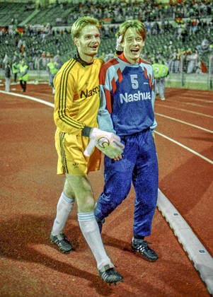 Aus 2. BL Saison 1990 91 TSV Havelse (Weiâˆöü) - Hannover 96 1:2 am 14.09.1990 im Niedersachsenstadion. Im Foto: Spielende - Han96 TW Jâˆöâˆ‚rg Sievers und Ers. Spieler Oliver Bock *** From 2 BL season 1990 91 TSV Havelse Weiâˆöü Hannover 96 1 2 on 14 09 1990 in Niedersachsenstadion In photo end of game Han96 TW Jâˆöâˆrg Sievers and Ers player Oliver Bock.
